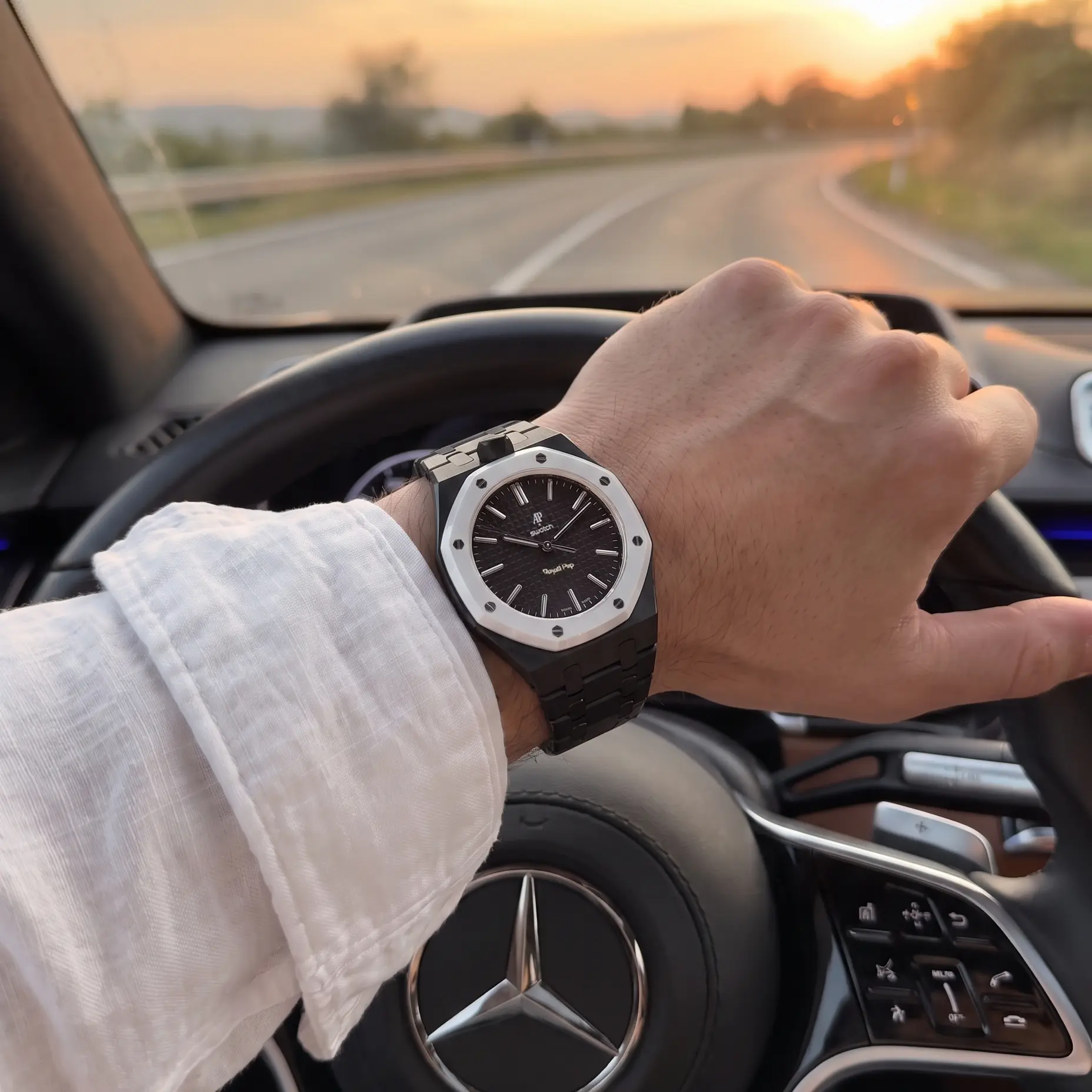 SHIFTED Keramikarmband am Handgelenk im Auto – Premium Lifestyle