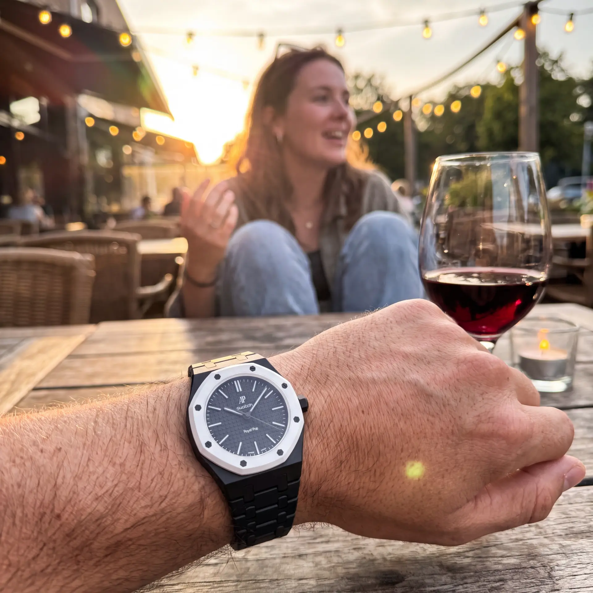 Royal POP mit SHIFTED Keramikarmband auf einer Dinner-Terrasse im Abendlicht