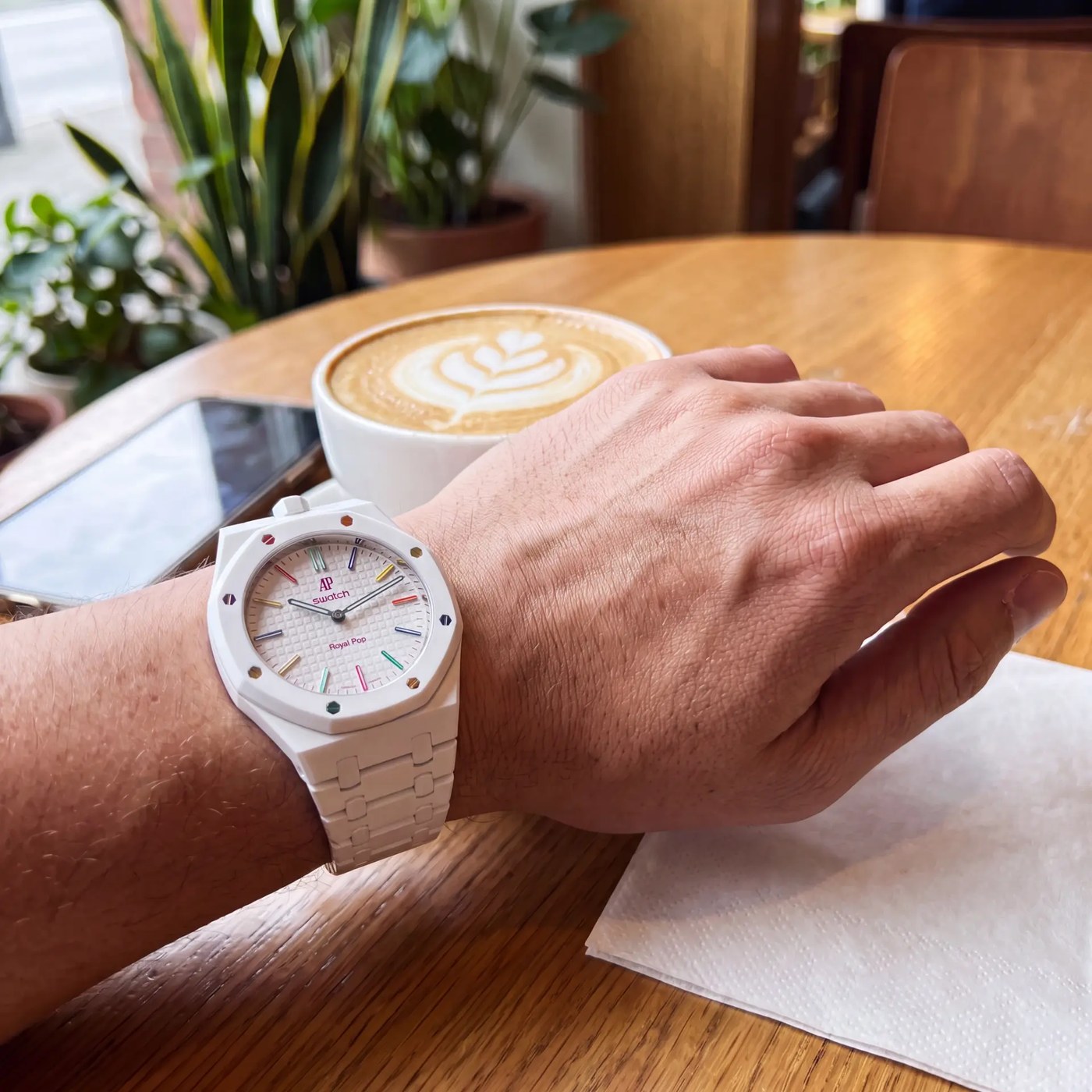 Royal POP mit SHIFTED Armband beim Kaffee am Morgen