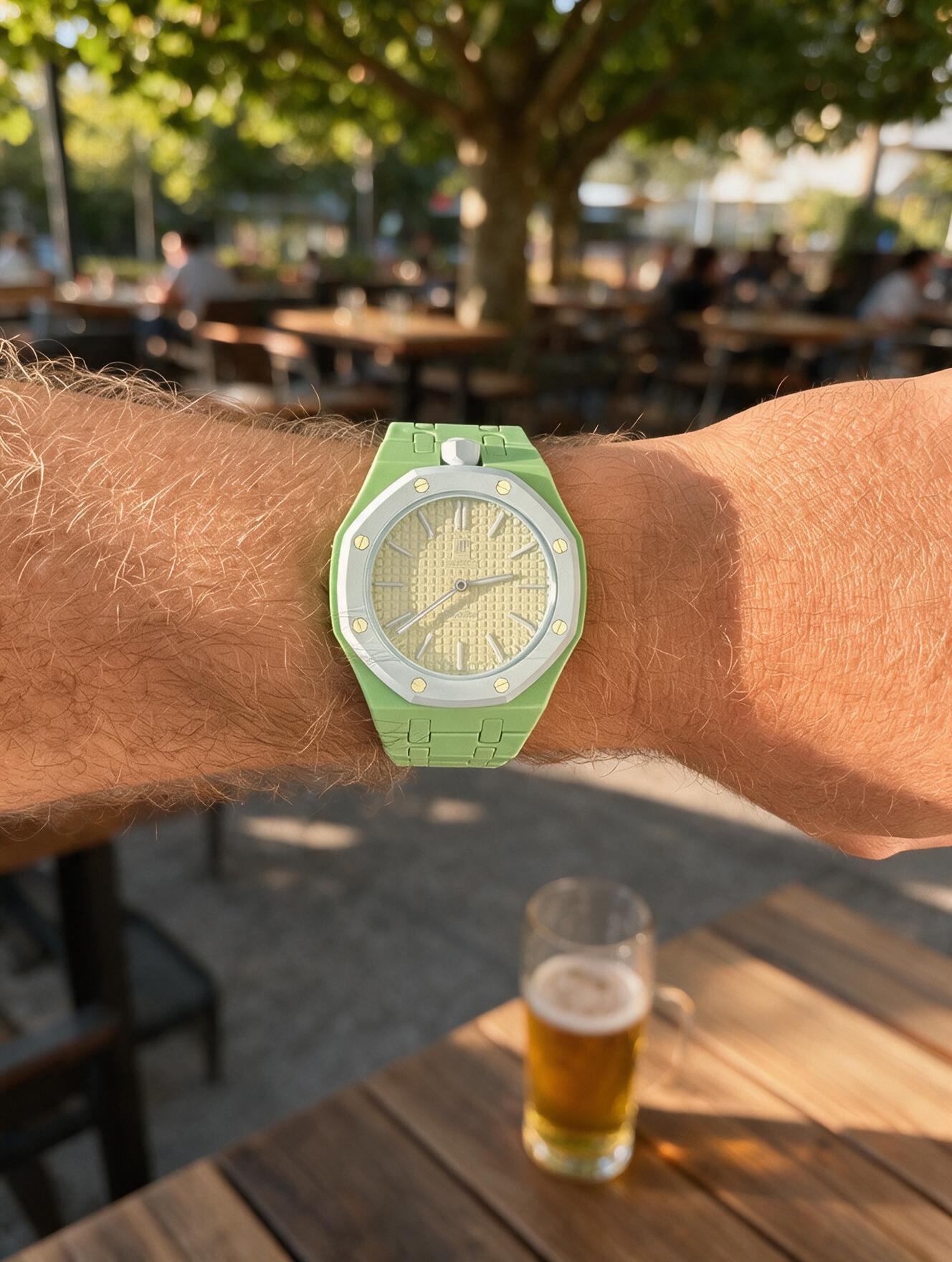 Royal POP mit SHIFTED Keramikarmband am Handgelenk im Biergarten